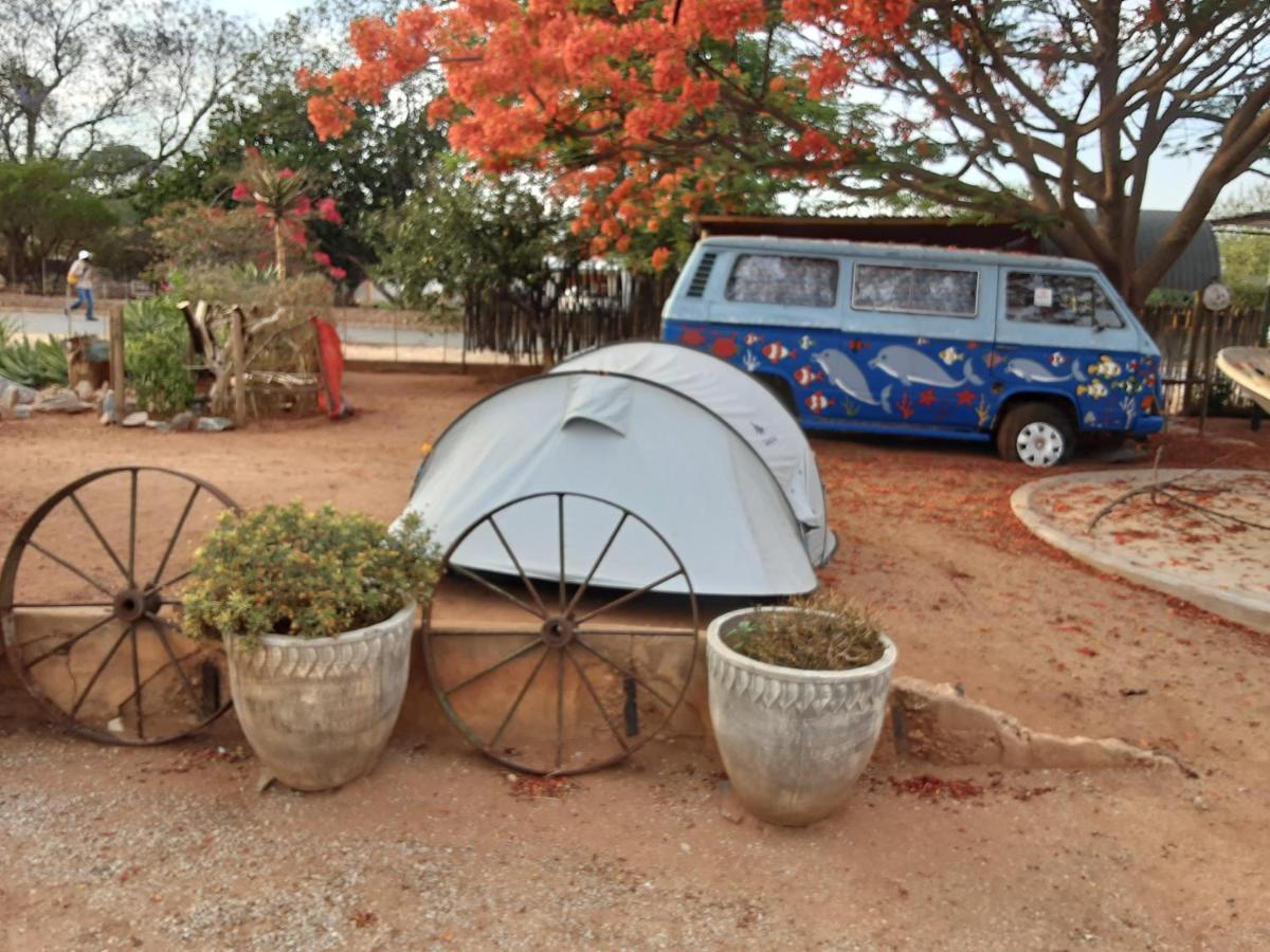 Kai-Oms Backpackers Lodge Outjo Exteriör bild