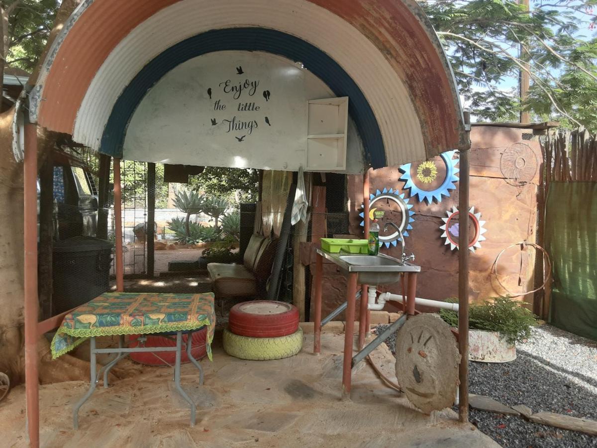 Kai-Oms Backpackers Lodge Outjo Exteriör bild