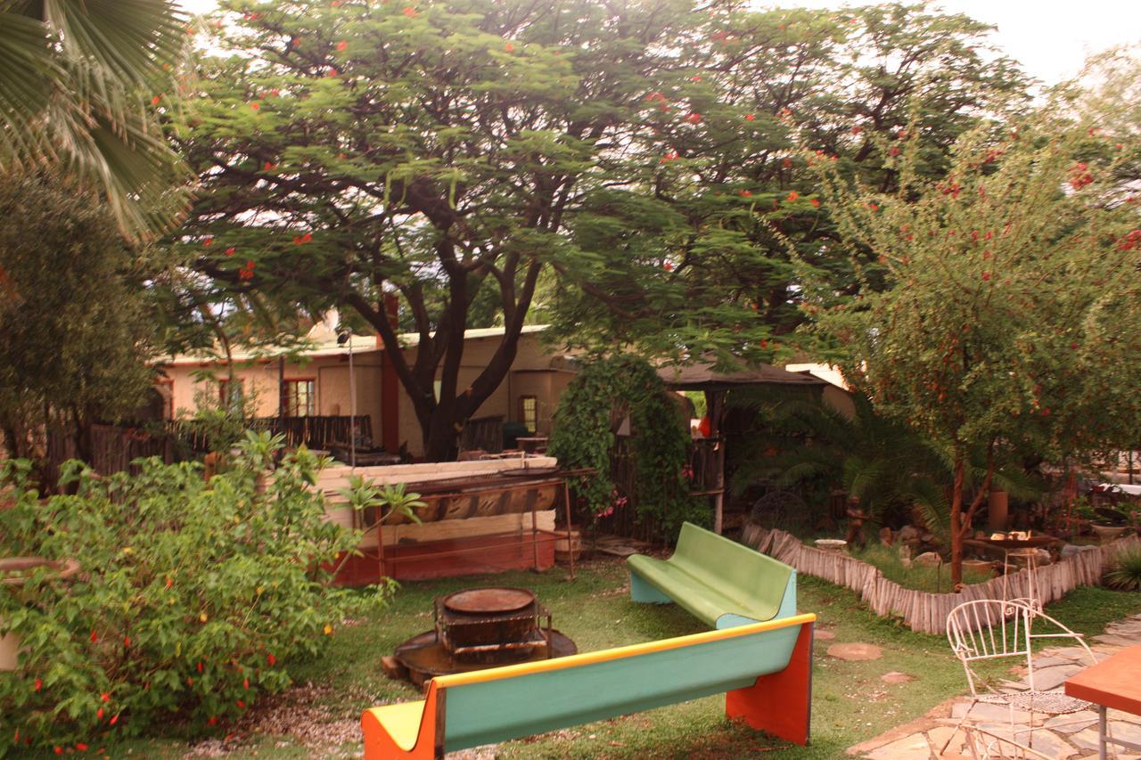 Kai-Oms Backpackers Lodge Outjo Exteriör bild