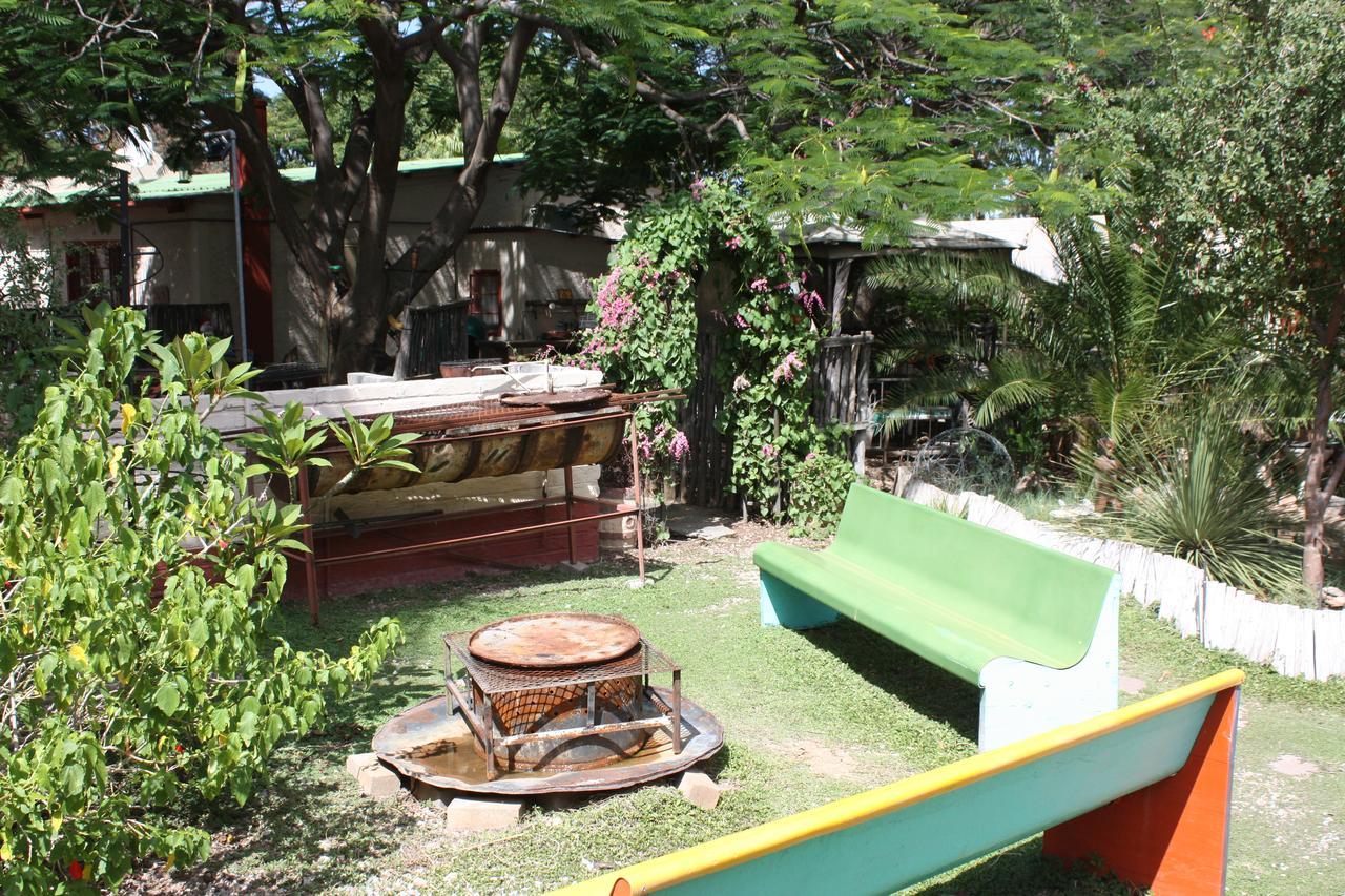 Kai-Oms Backpackers Lodge Outjo Exteriör bild