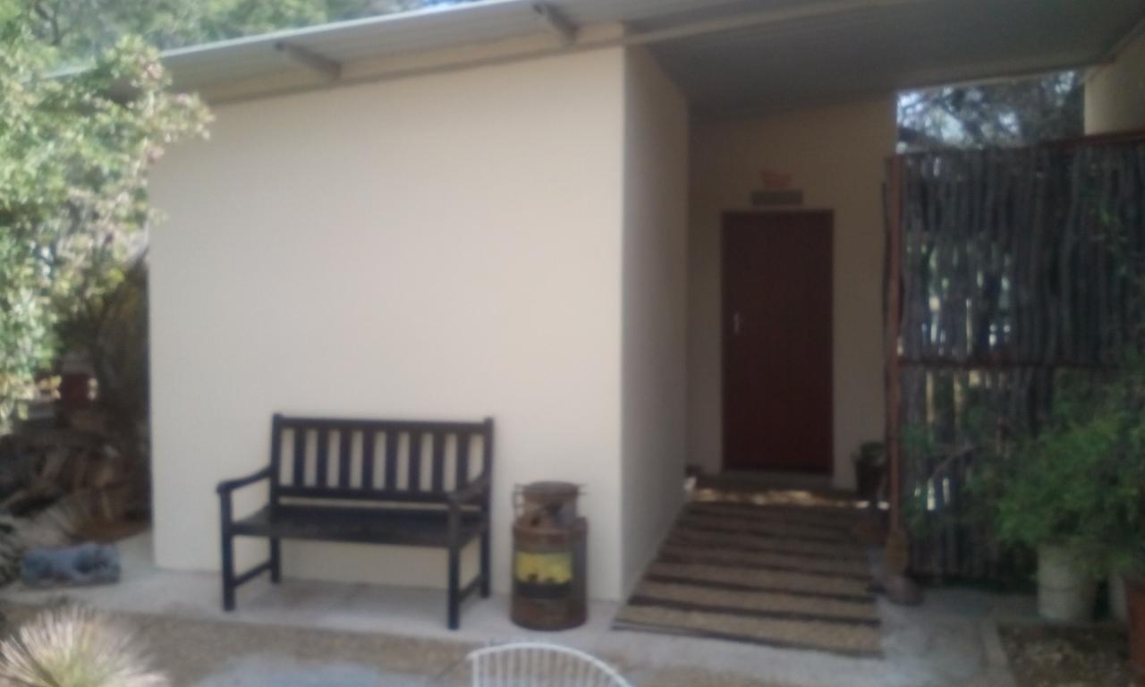 Kai-Oms Backpackers Lodge Outjo Exteriör bild